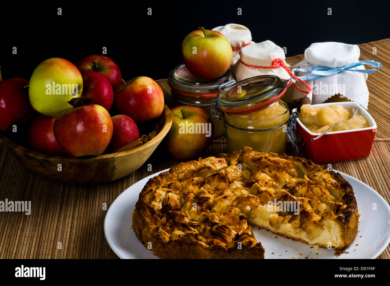 Nature Morte Avec Pommes Tarte Aux Pommes Et Compote Banque D Images Photo Stock 57196847 Alamy