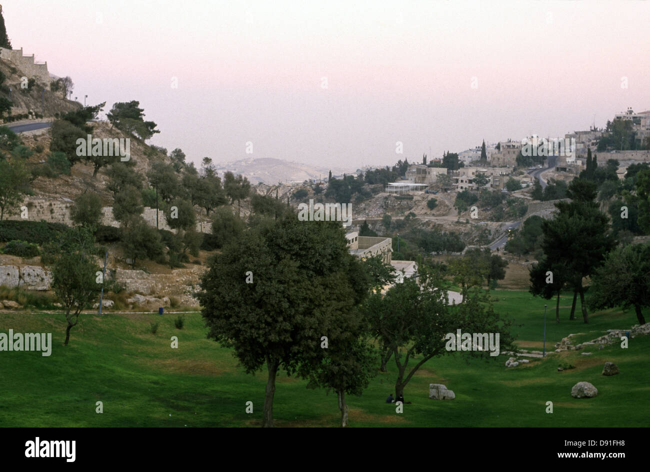 Vue sur vallée du Hinnom ou Gei Ben Hinom Valley Park le nom moderne de la vallée de la Géhenne biblique ou Gehinnom entourant la vieille ville de Jérusalem, Israël Banque D'Images