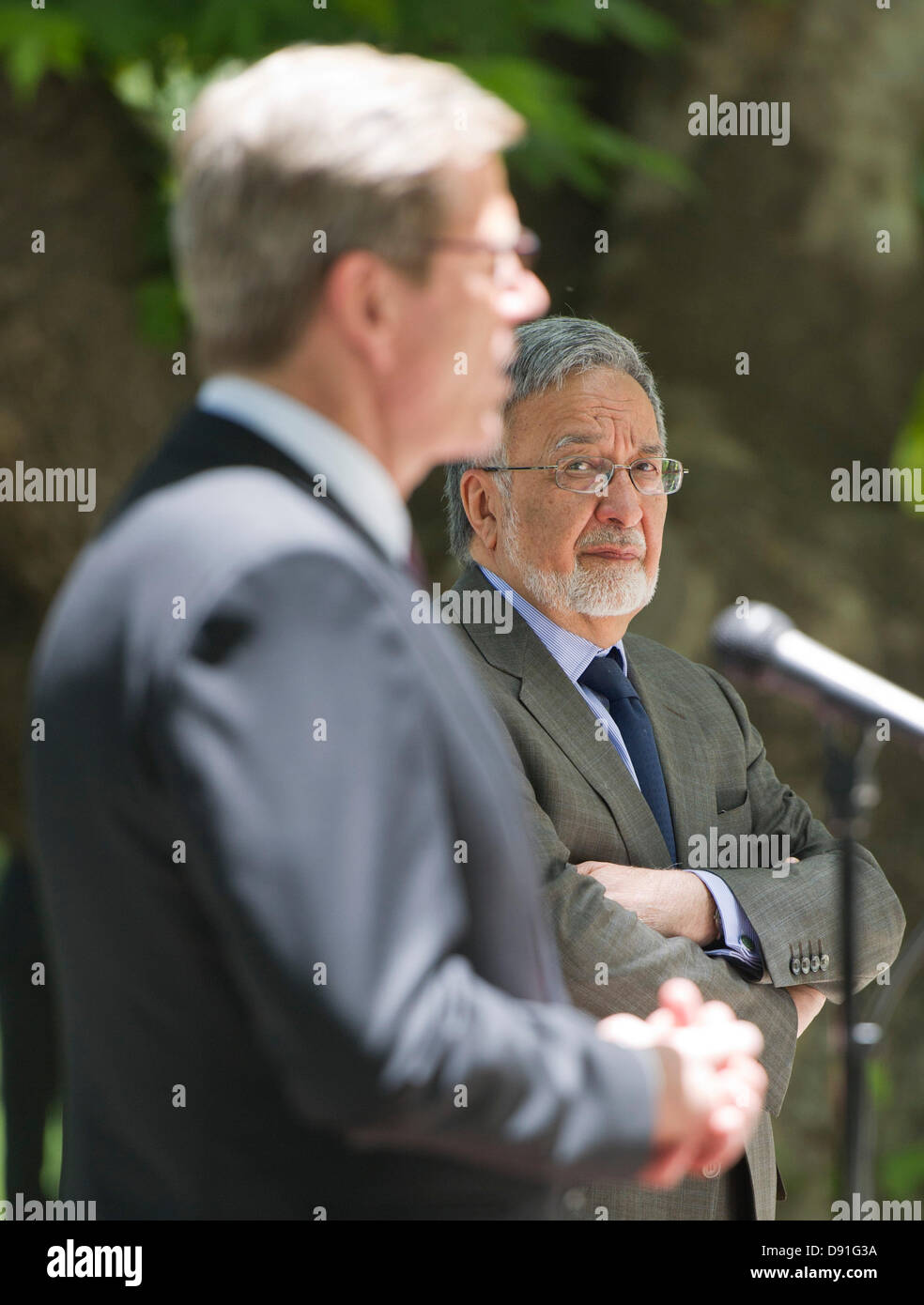 Kaboul, Afghanistan, 8 juin 2013. Le ministre des Affaires étrangères allemand Guido Westerwelle (L) tient une conférence de presse avec le Ministre afghan des affaires étrangères Zalmai Rassoul (R) à Kaboul, Afghanistan, 08 juin 2013. Westerwelle a exprimé, qu'il s'intéresse à la retraite des troupes. Dpa : Crédit photo alliance/Alamy Live News Banque D'Images