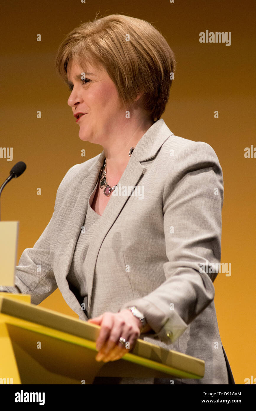 Mars 2013, Inverness. nicola sturgeon, depute chef du parti national écossais s'adresse aux délégués à la conférence du printemps. Banque D'Images