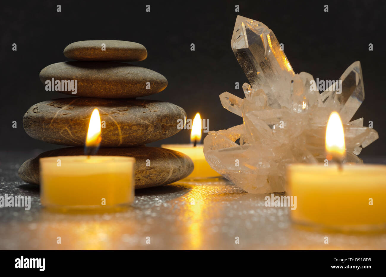 Cristal de Quartz et pierres zen avec des bougies Banque D'Images