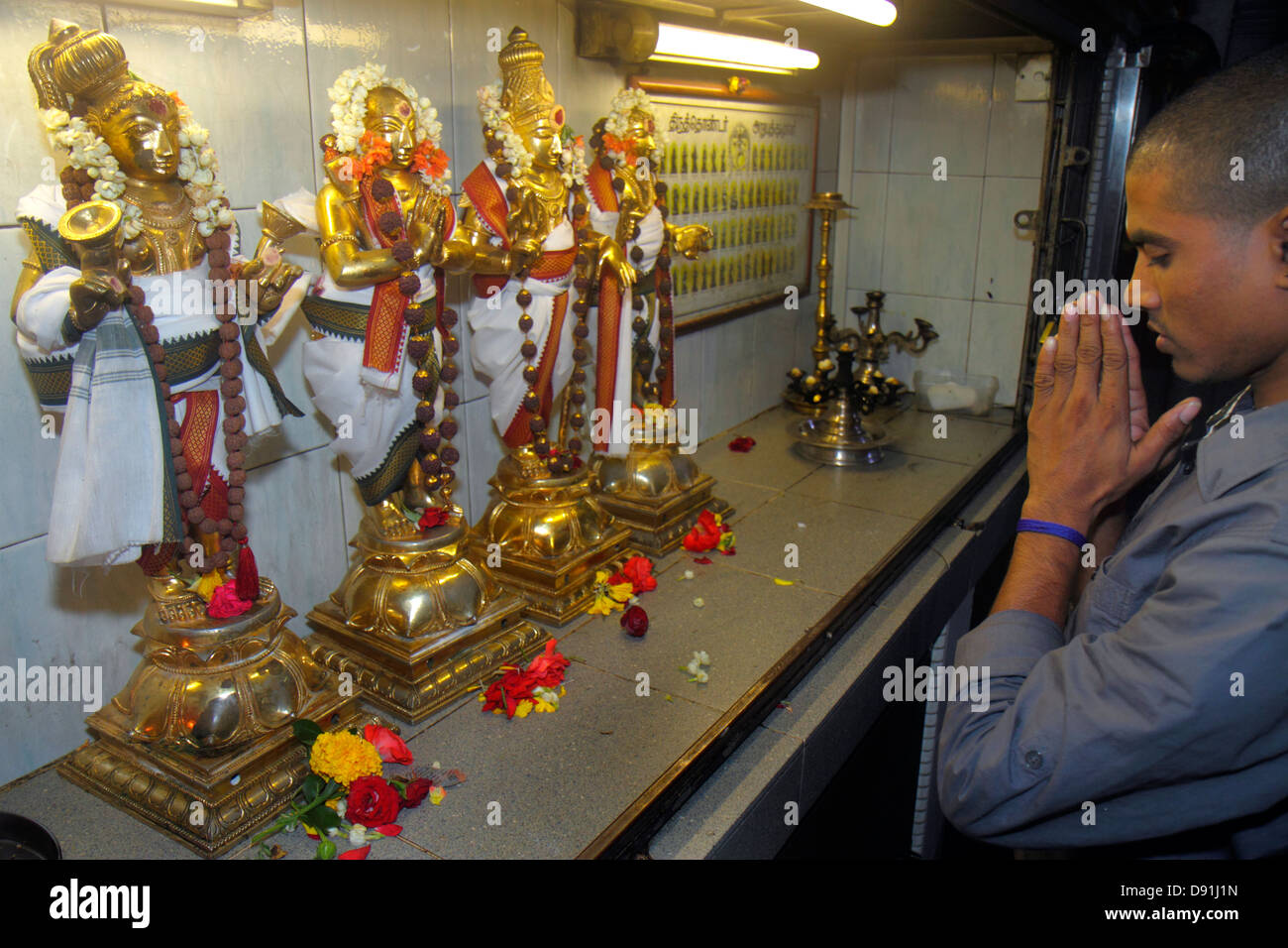 Singapour Little India,Serangoon Road,Sri Veeramakaliamman Temple,Hindou,bindi,Tamil,sanctuaire,divinités,homme asiatique hommes,prière,rituel,statues,statuette Banque D'Images