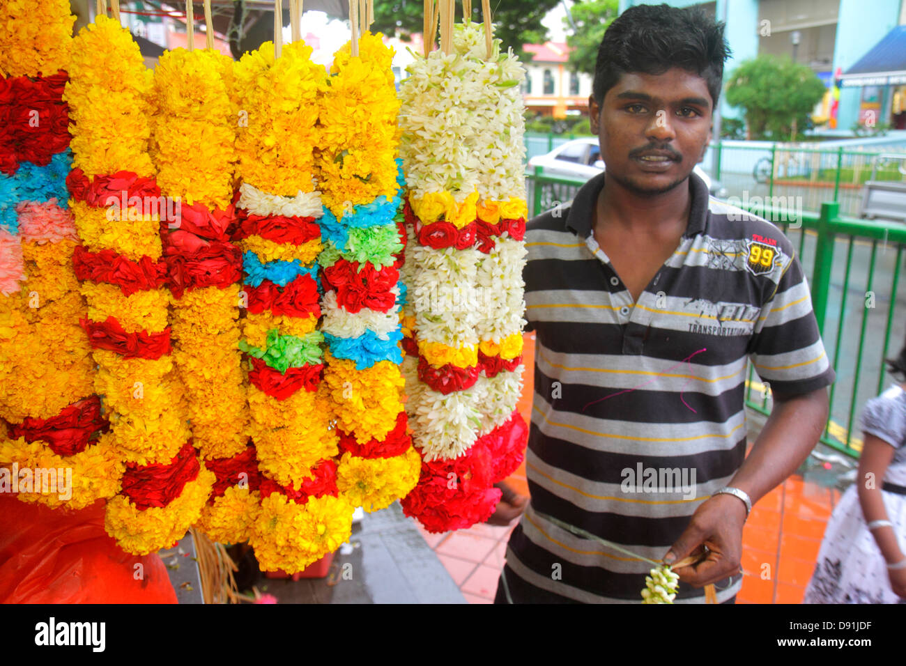 Singapour Little India,Serangoon Road,Asian man men male,guirlande florale,à vendre,Sing13203096 Banque D'Images