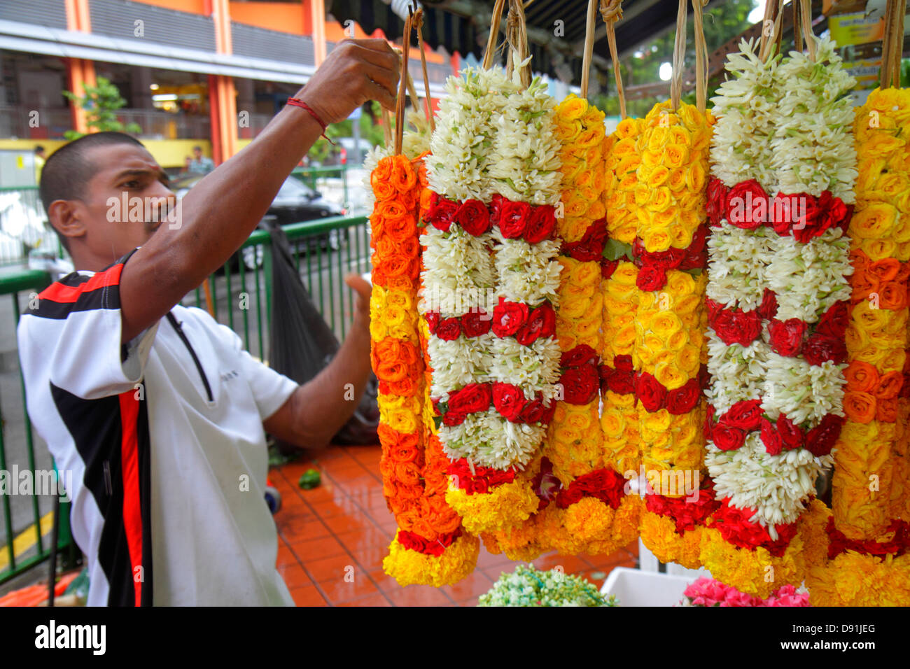 Singapour Little India,Serangoon Road,Asian man men male,guirlande florale,à vendre,Sing13203098 Banque D'Images