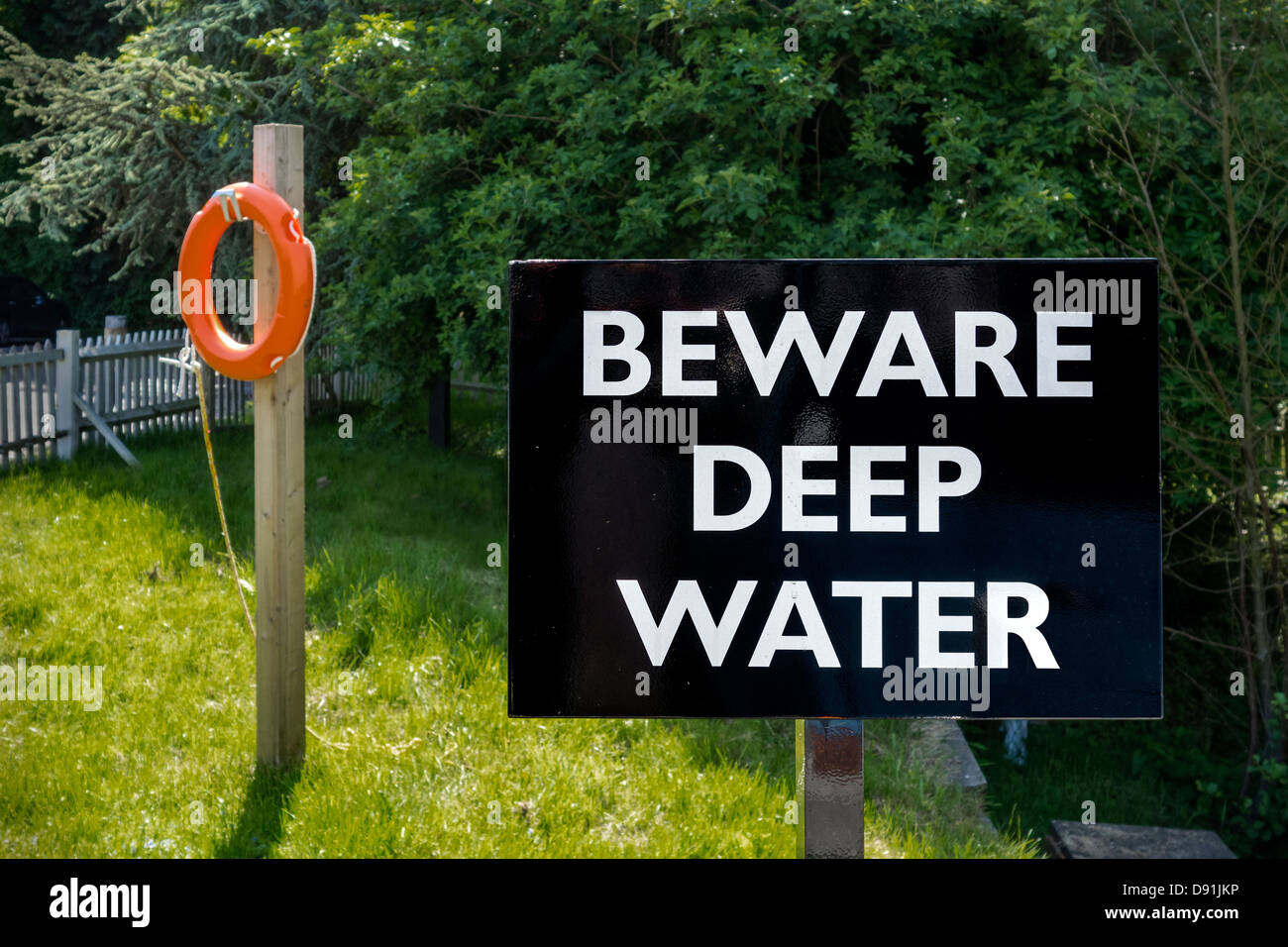 Le Signe de danger Méfiez-vous de l'eau signe profond Banque D'Images