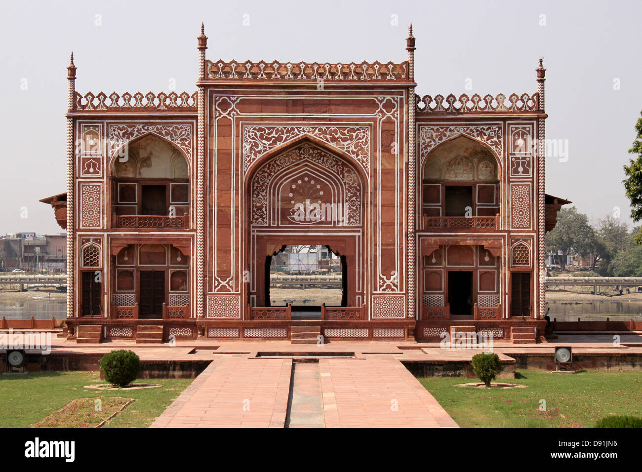 La porte d'entrée de la rivière de l'écrin à yamuna ou Baby Taj, mausolée de Etimad-ud-Daulah Agra Inde Banque D'Images