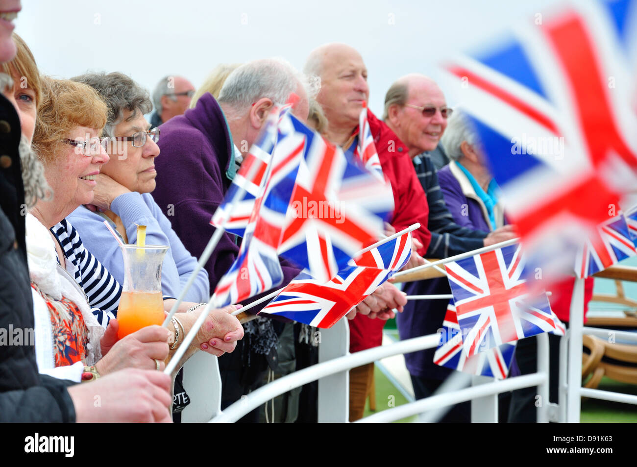 'Sail away' partie à bord P&O Azura bateau de croisière, Saint Peter Port, Guernesey, bailliage de Guernesey, Channel Islands Banque D'Images