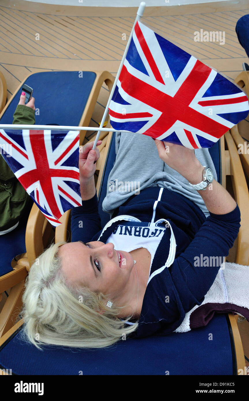 'Sail away' partie à bord P&O Azura bateau de croisière, Saint Peter Port, Guernesey, bailliage de Guernesey, Channel Islands Banque D'Images