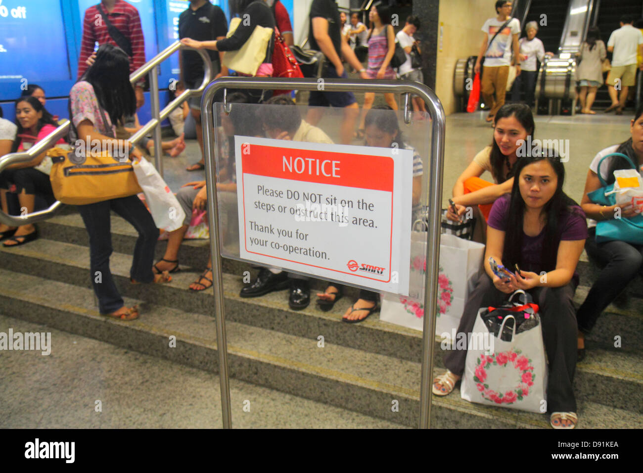 Singapour,Orchard MRT Station,North South Line,métro train,transports en commun,cavaliers,navetteurs,panneau,logo,avis,ne pas,être ignoré,enfreindre la règle Banque D'Images