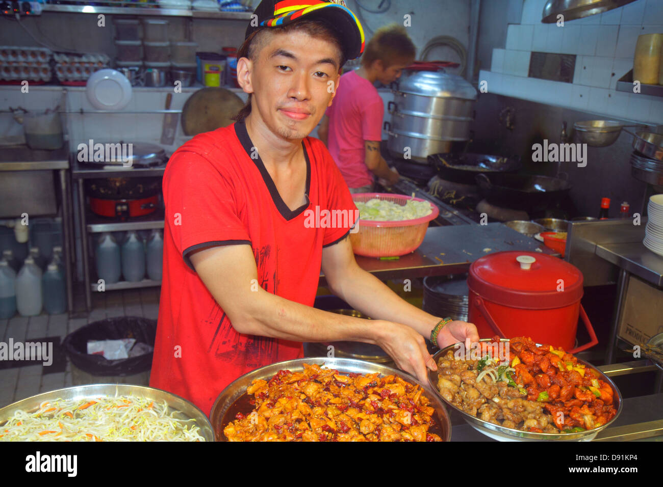 Singapour,Jalan Besar,Lavender Food Center,Center,court,vendeurs,stall stalles stand marché homme asiatique hommes,afficher la vente cuisine,cuisiner,travail,travail Banque D'Images