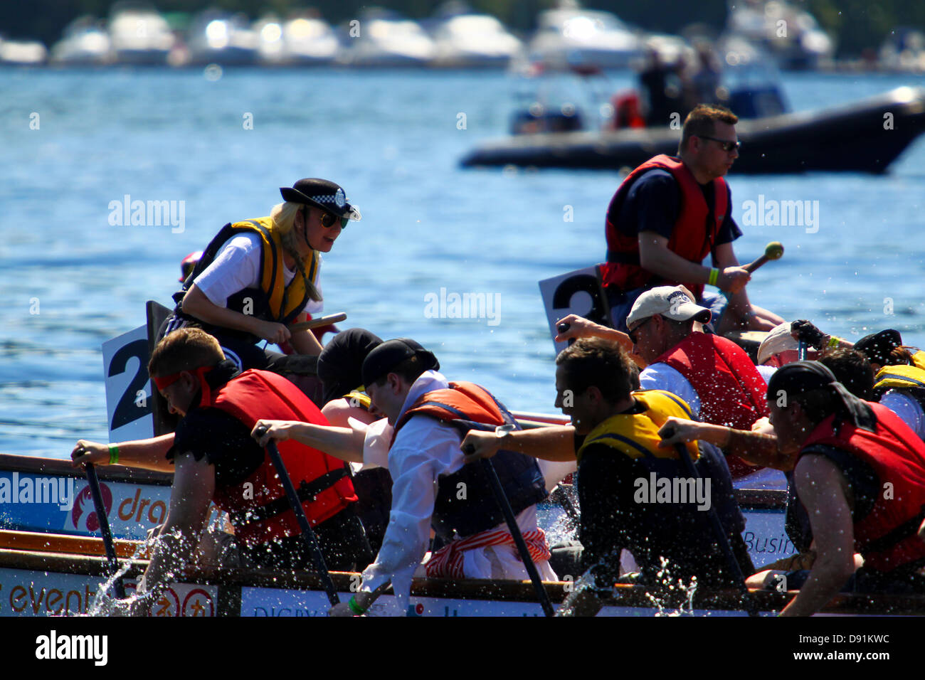 La charité Bobath Dragon Boat Race event Balloch Loch Lomond. Concurrents dans fancy dress Banque D'Images