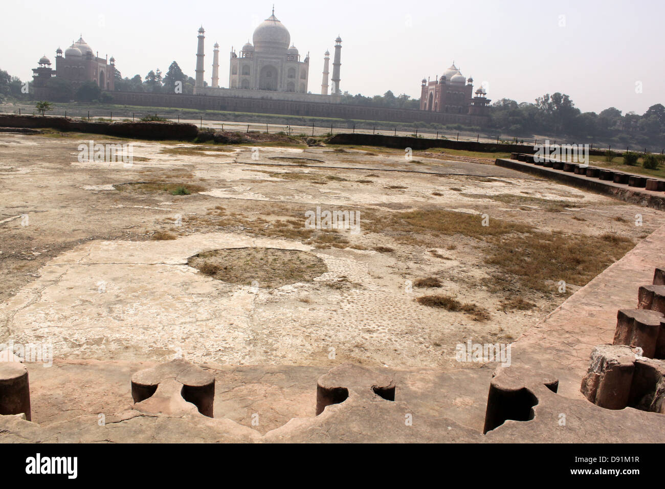 Emplacement du Taj noir avec Taj Mahal en arrière-plan sur l'autre côté de la rivière Yamuna Agra Inde Banque D'Images