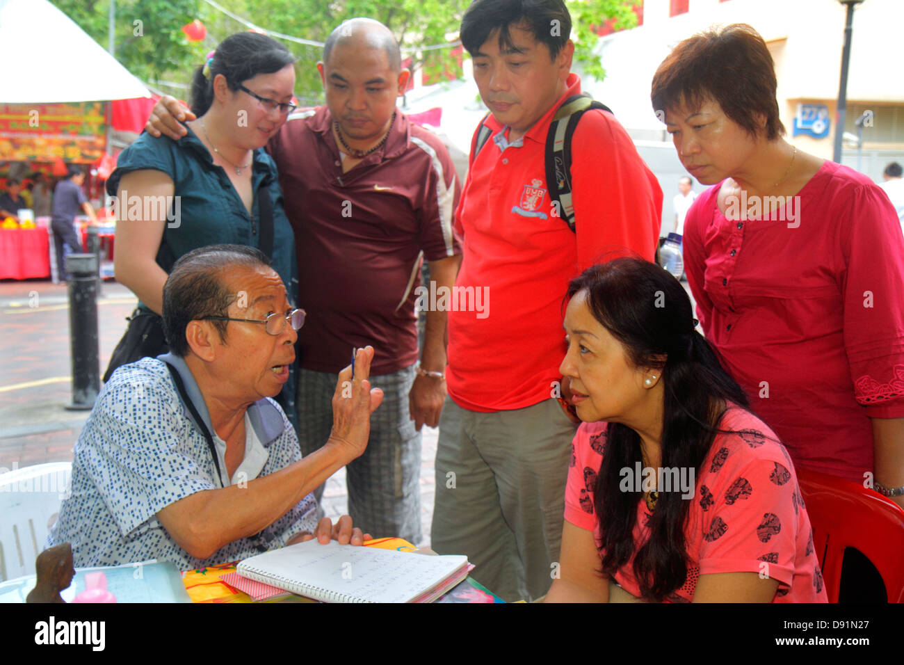 Singapore Waterloo Street, homme asiatique hommes hommes, fortune Teller, femme femmes femmes, couple, écoute, Sing130204079 Banque D'Images