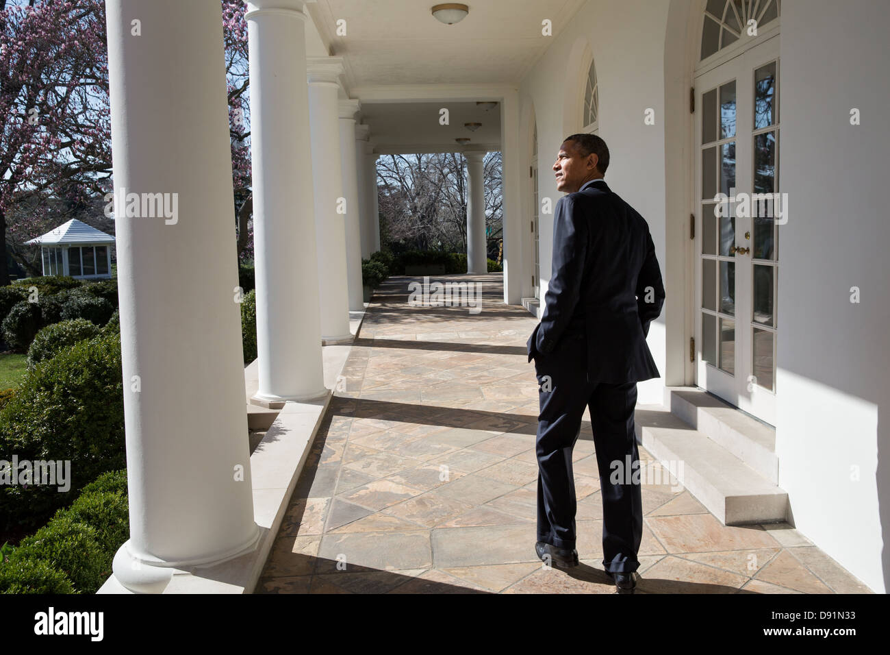 Le président Barack Obama donne sur le jardin de roses pendant qu'il marche le long de la Colonnade de la Maison Blanche, le 2 avril 2013. Banque D'Images