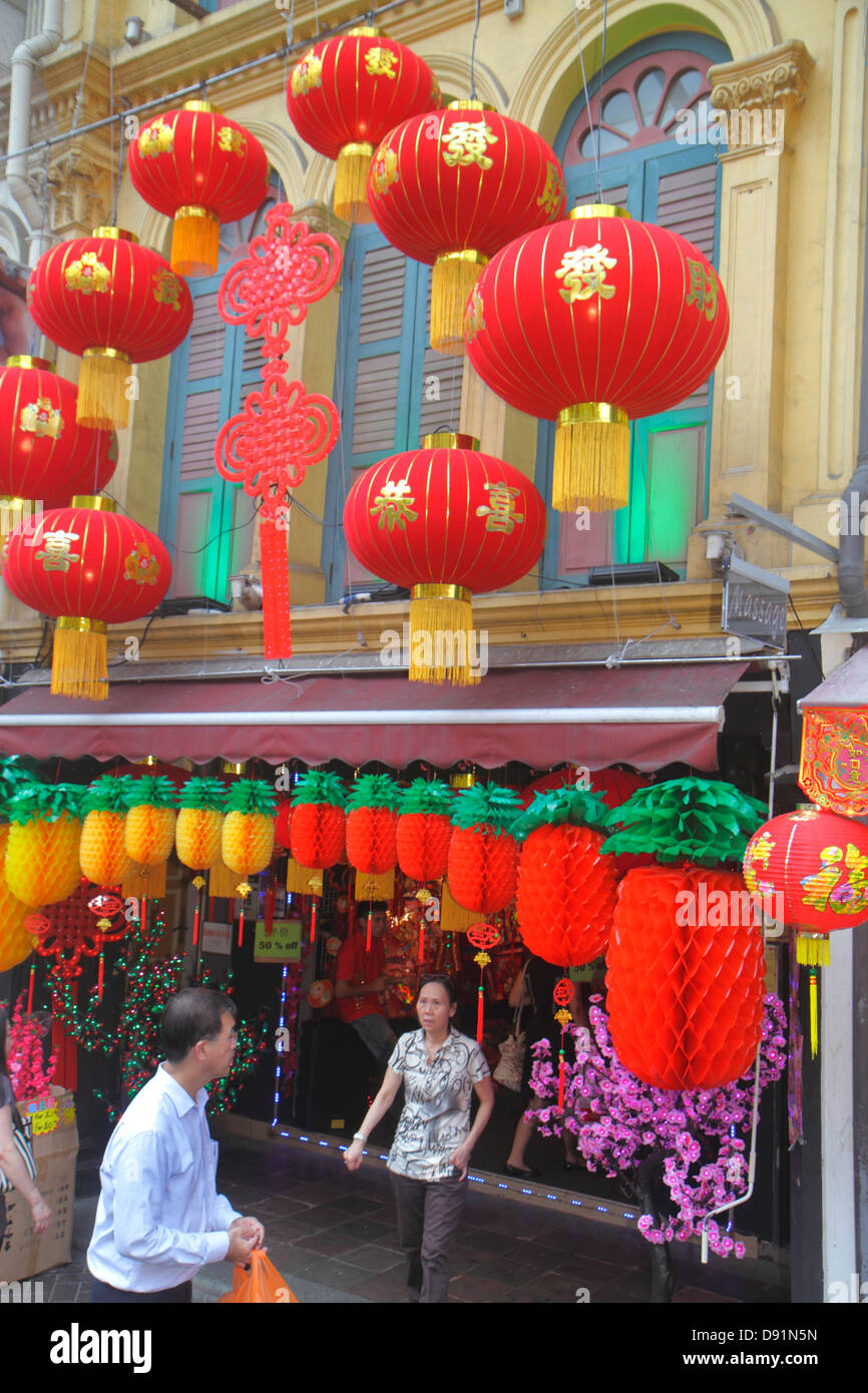 Singapour,Chinatown,nouvel an chinois,décorations,ornements,à vendre,avant,entrée,homme asiatique hommes,femme femmes,shopping shopper sh Banque D'Images