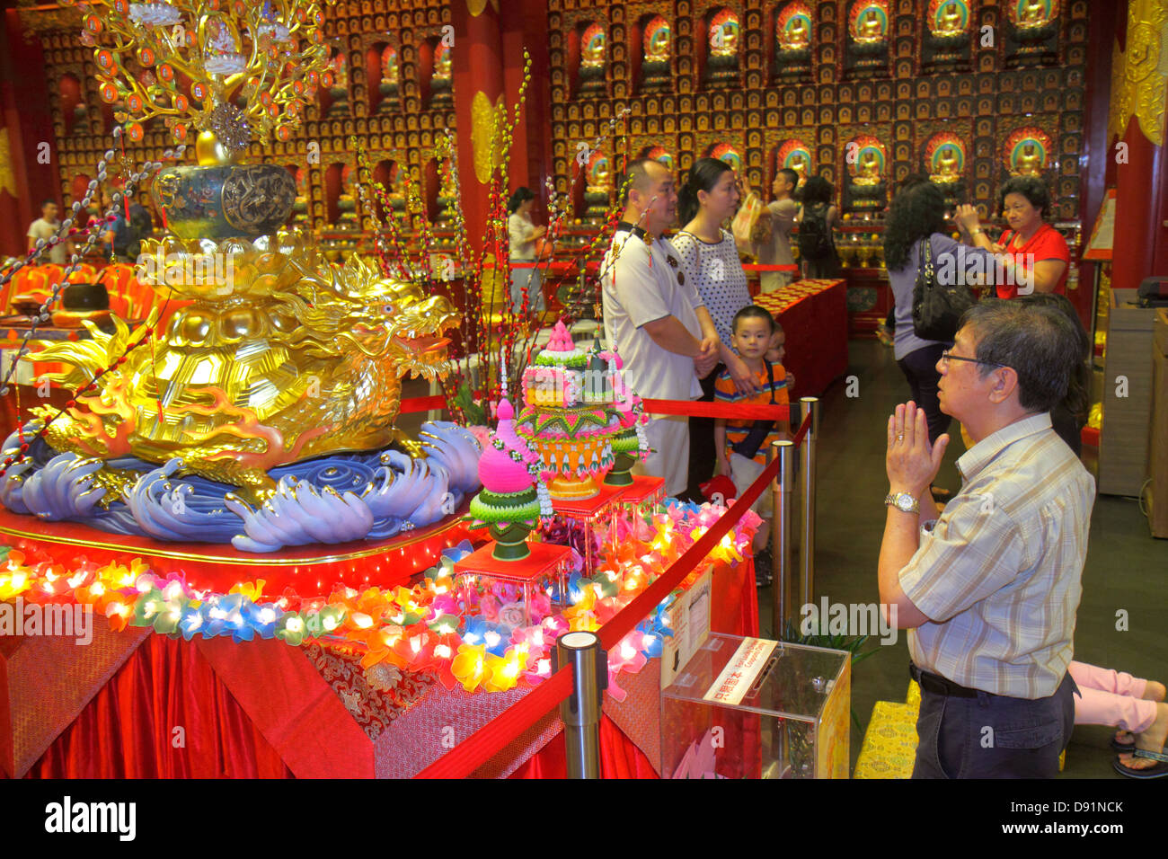 Chinatown de Singapour, Temple et musée de la relique de Bouddha de la dent, sanctuaire, religieux, homme asiatique hommes hommes, prier, rituel, dragon, famille parents parents parents enfants Banque D'Images