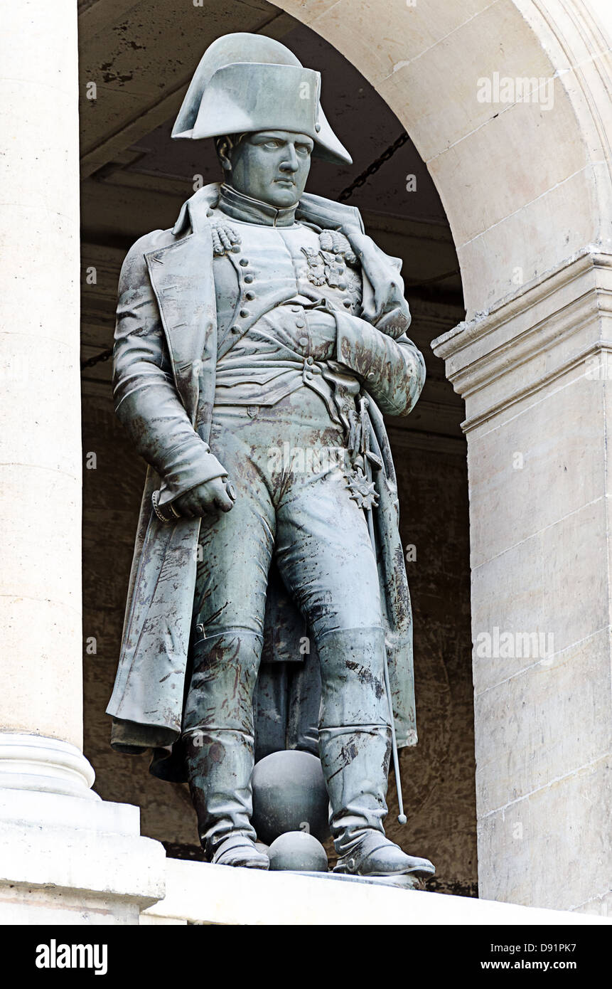 PARIS, FRANCE - 10 avril : statue de Napoléon Bonaparte, Les Invalides, le 10 avril 2013, Paris, France. Banque D'Images