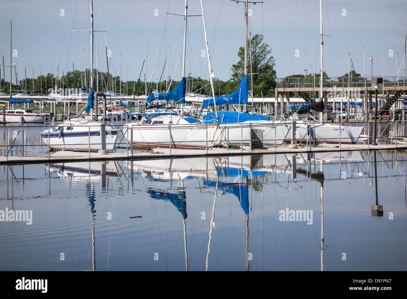 Voilier de plaisance après de fortes pluies les bateaux flottent à nouveau après avoir été élevé et sec pendant la sécheresse en Oklahoma City, Oklahoma, USA. Banque D'Images
