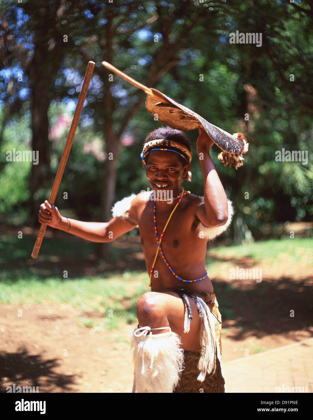 Guerrier zoulou au village culturel Lesedi African, Broederstroom, Johannesburg, la Province de Gauteng, Afrique du Sud Banque D'Images