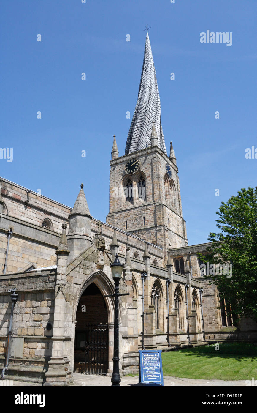 L'église paroissiale de Chesterfield en Angleterre, également connu sous le nom de The crooked spire Banque D'Images