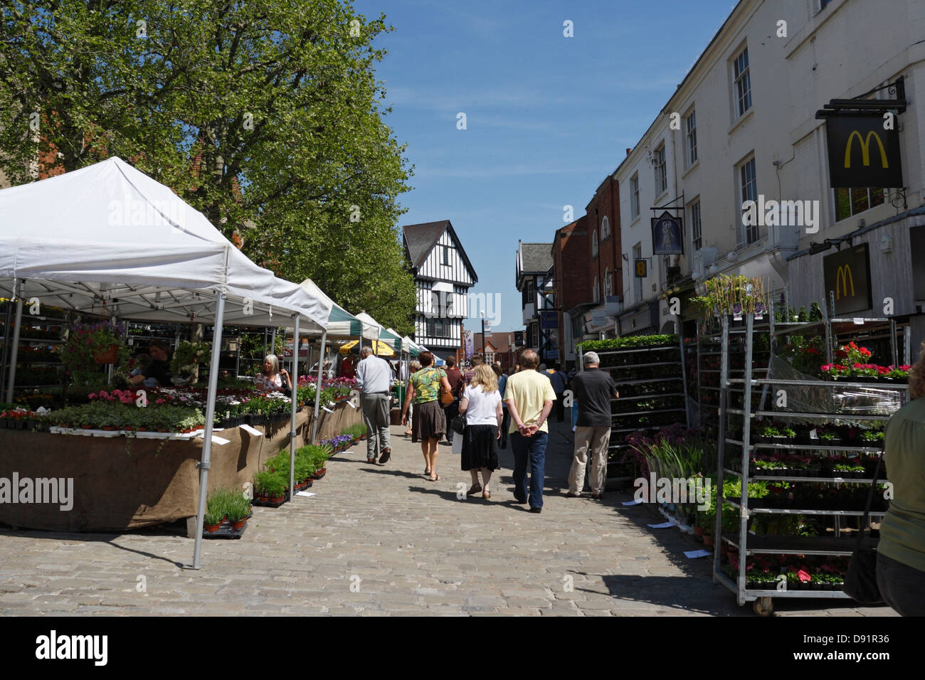 Chesterfield Market Stands Shoppers, Derbyshire Angleterre marché extérieur Royaume-Uni Banque D'Images