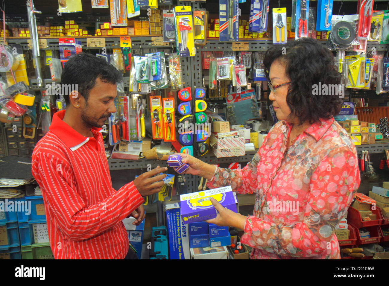 Singapour Jalan Besar,magasin de matériel,femme asiatique femmes,homme hommes hommes,serrures,transaction payer paie acheter achats,petite entreprise,intérieur,cu Banque D'Images