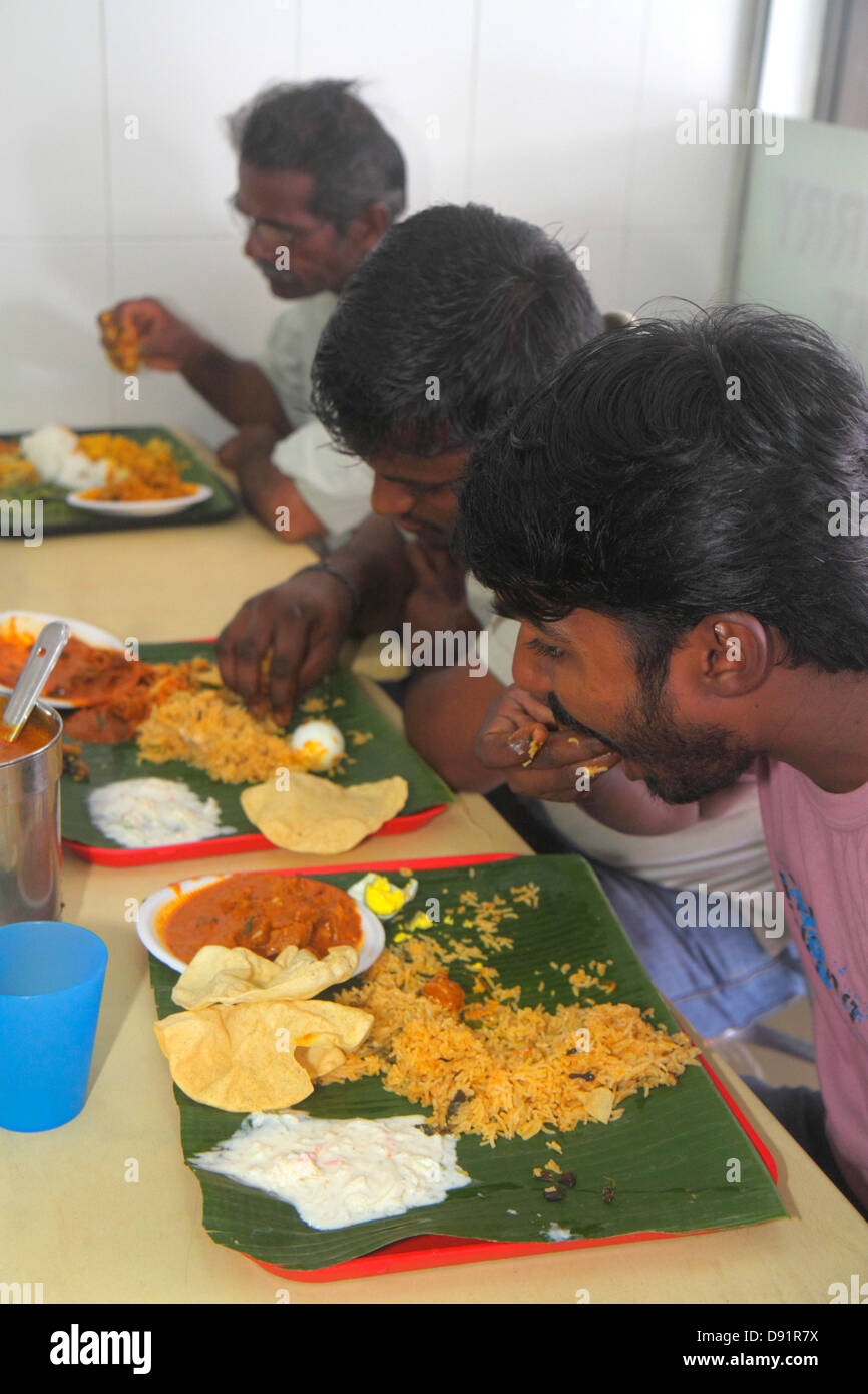 Singapour Little India,Veerasamy Road,restaurant restaurants repas café cafés,Indien,manger avec la main,hommes asiatiques hommes,plateau de feuilles de banane, Banque D'Images