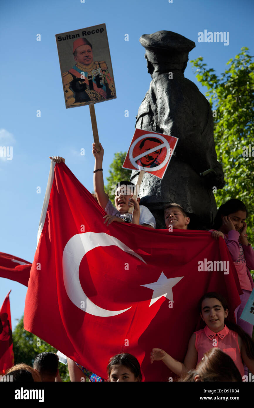 Londres, Royaume-Uni. Samedi 8 Juin 2013 Un grand groupe de manifestants turcs réunis devant Downing Street, en témoignage de solidarité pour les manifestations en Turquie. La manifestation a ensuite déménagé sur Trafalgar Square. Credit : Nelson Pereira/Alamy Live News Banque D'Images