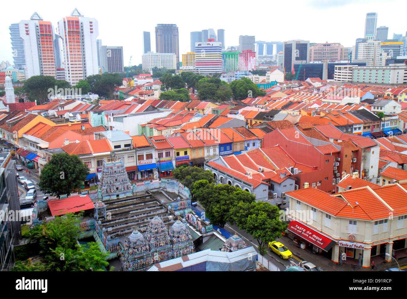 Singapour Little India, vue aérienne au-dessus, Temple Sri Veeramakaliamman, Hindou, bindi, deux étages, histoire, magasins, magasin, roo en argile rouge Banque D'Images