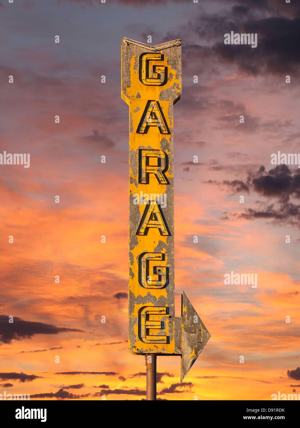Vintage garage neon sign avec Ciel de coucher du soleil. Banque D'Images