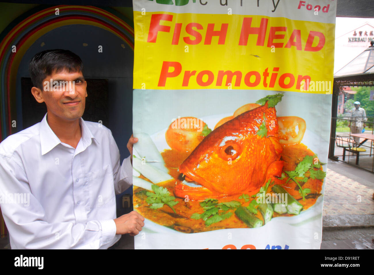 Singapour,Little India,Curbau Road,restaurant restaurants cuisine café cafés,panneau,banner,special,Fish head,fruits de mer,homme asiatique hommes,serveur waite Banque D'Images