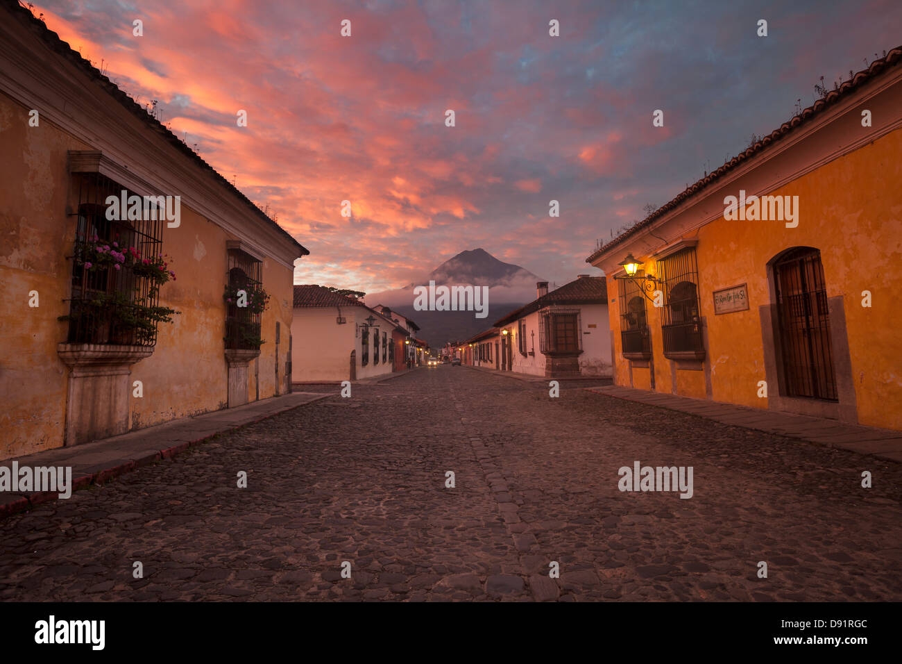 Une vue sur le volcan de Agua au lever du soleil dans la ville d'Antigua, Guatemala. Banque D'Images