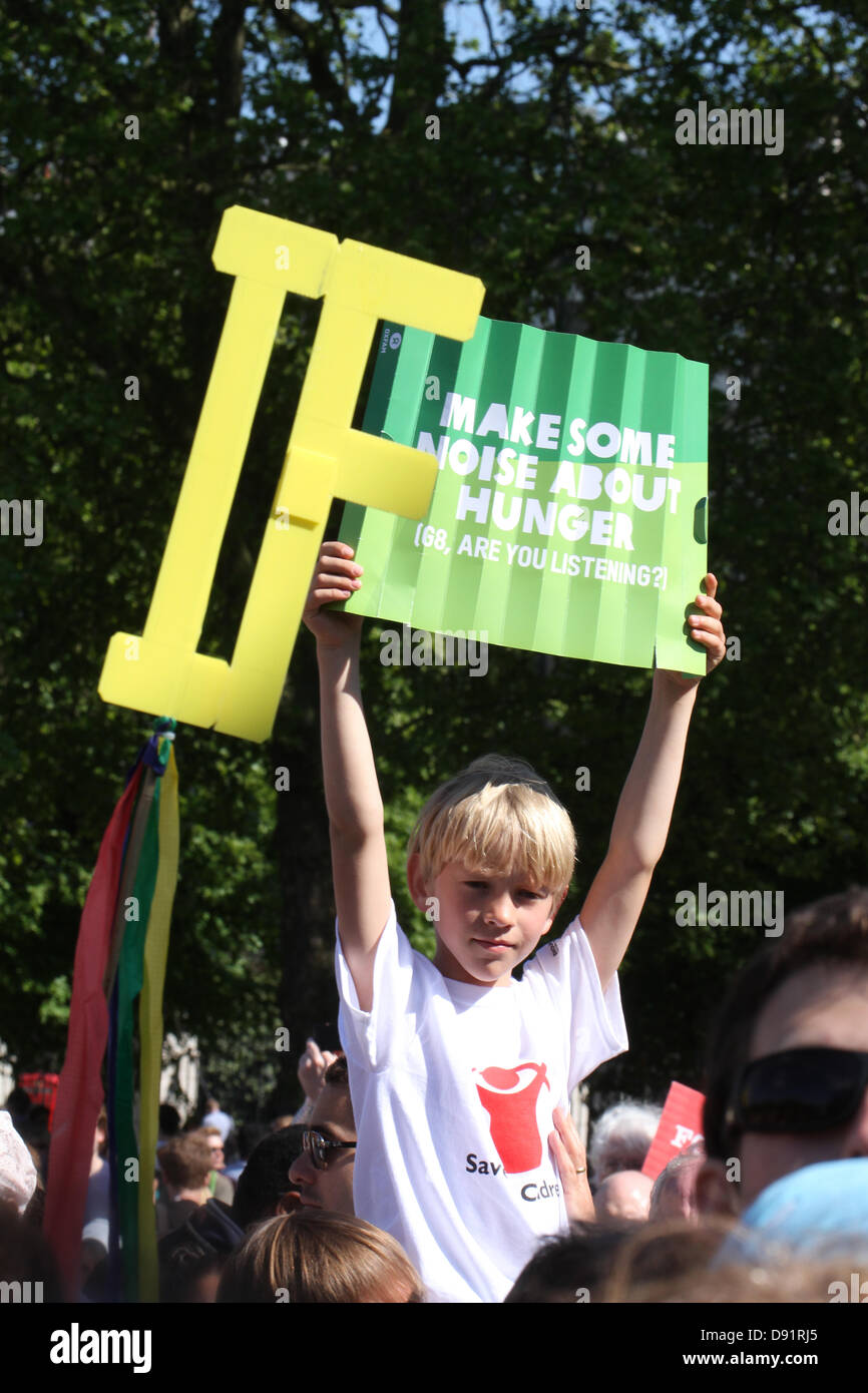 London 8 juin 2013. Un jeune Londonien soulève une bannière en gros si LondonLondon 8 juin 2013.. Crédit David Mbiyu/Alamy Live News Banque D'Images