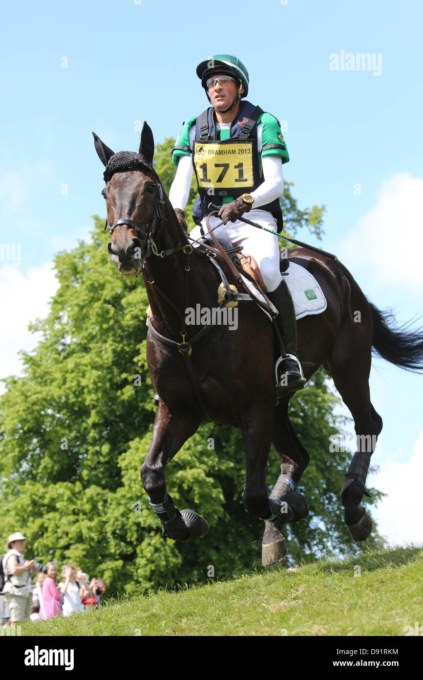 Bramham Leeds UK. 8 juin 2013. Marlcelo Tosi (BRA) équitation Eleda tout noir au cours de l'événement de ski de fond à la 40e Bramham horse trials. S : crédit D Schofield/Alamy Live News Banque D'Images