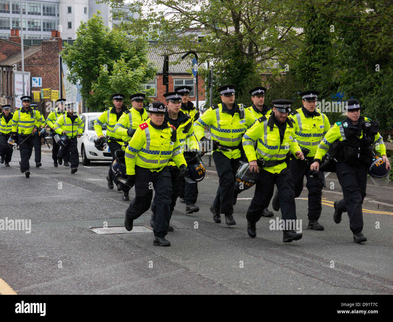 L'exécution de la police à l'aide lors de protestation des partisans de l'EDL du centre-ville de Sheffield, South Yorkshire Samedi 8 Juin Banque D'Images