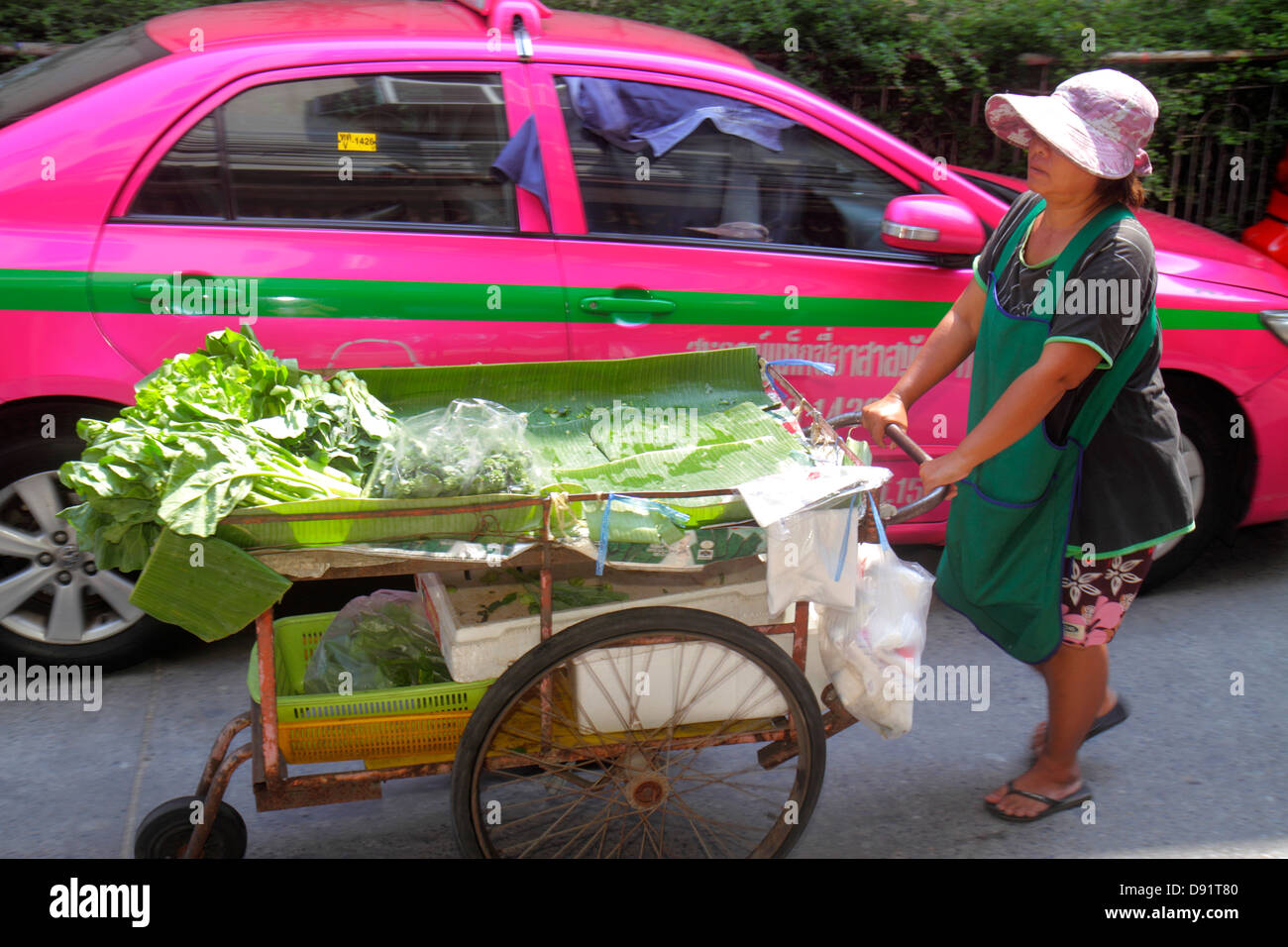 Thaïlande,Thai,Bangkok,Pathum WAN,Rama 1 Road,femme asiatique femmes,chariot,produits,verts,travail,travail,travail,vendeurs,stall stalles stand marché bu Banque D'Images