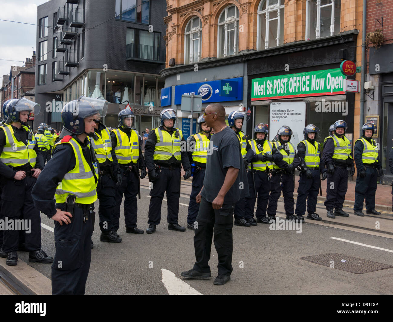 Un homme fait valoir avec la police lors d'une impasse avec l'extrême droite EDL partisans dans la ville de Sheffield South Yorkshire Samedi 8 Juin Banque D'Images