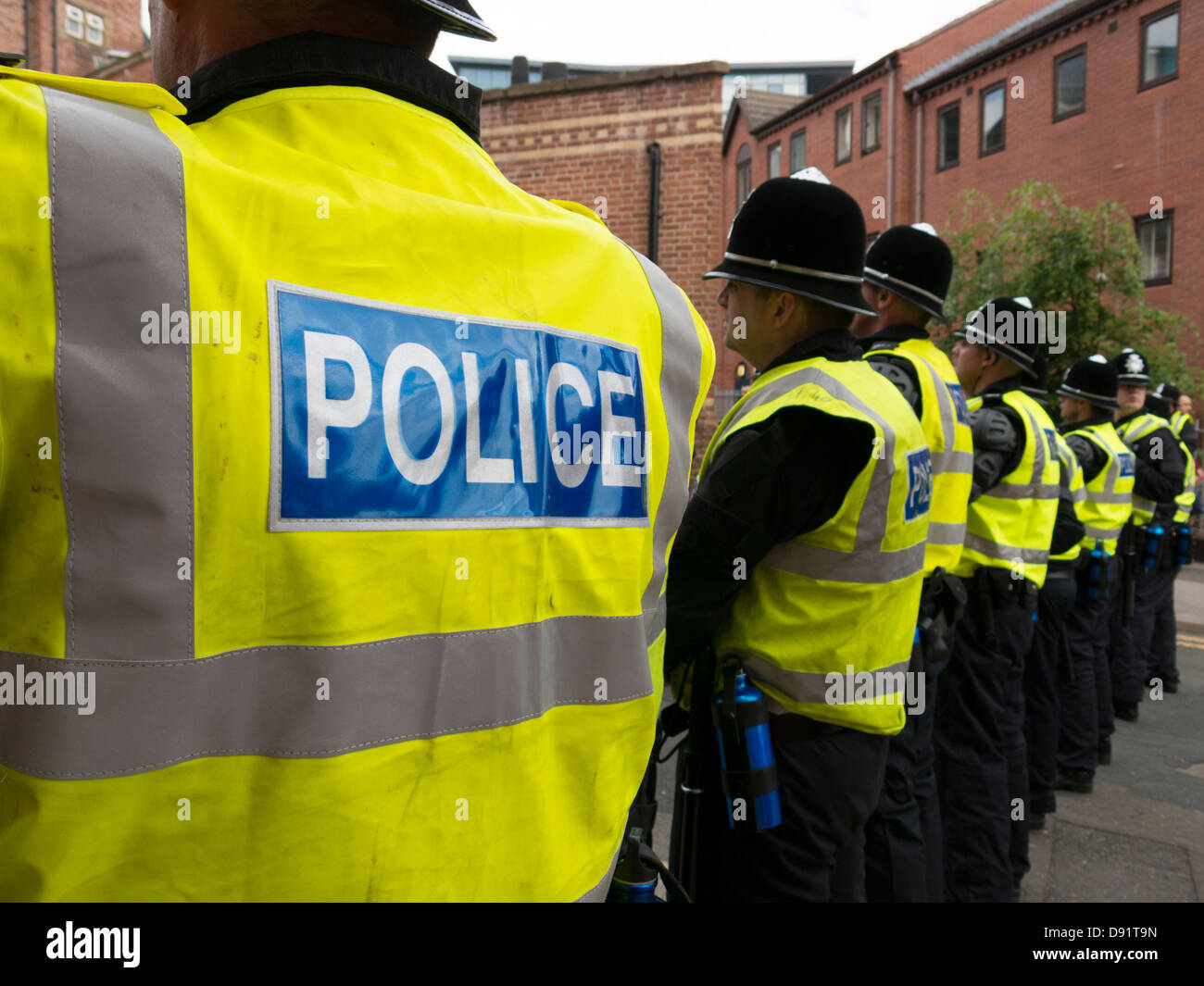 Rangée de policiers holding back EDL partisans du centre-ville de Sheffield, South Yorkshire Saturdaty 8 Juin 2013 Banque D'Images