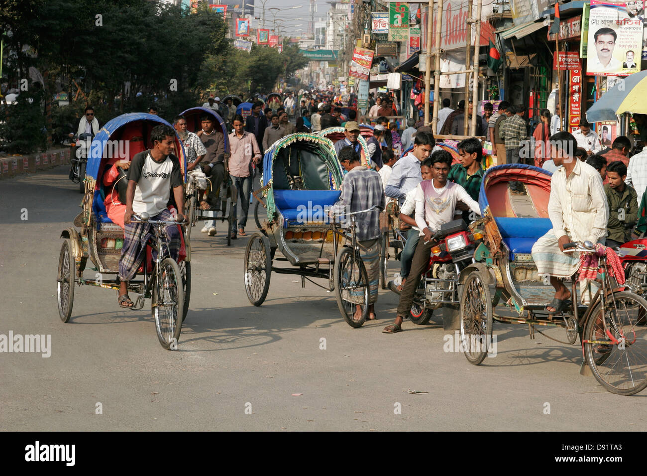 Les pousse-pousse qui transporte des passagers sur la rue bondée de Bogra, au nord du Bangladesh Banque D'Images