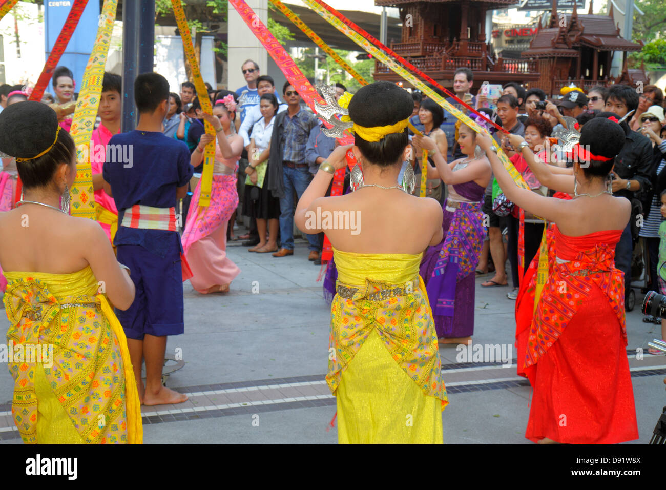 Thaïlande,Thai,Bangkok,Pathum WAN,Phaya Thai Road,MBK Centre,centre,complexe,spectacle,performances,artistes,spectacle,étudiants,troupe de danse,danseur Banque D'Images