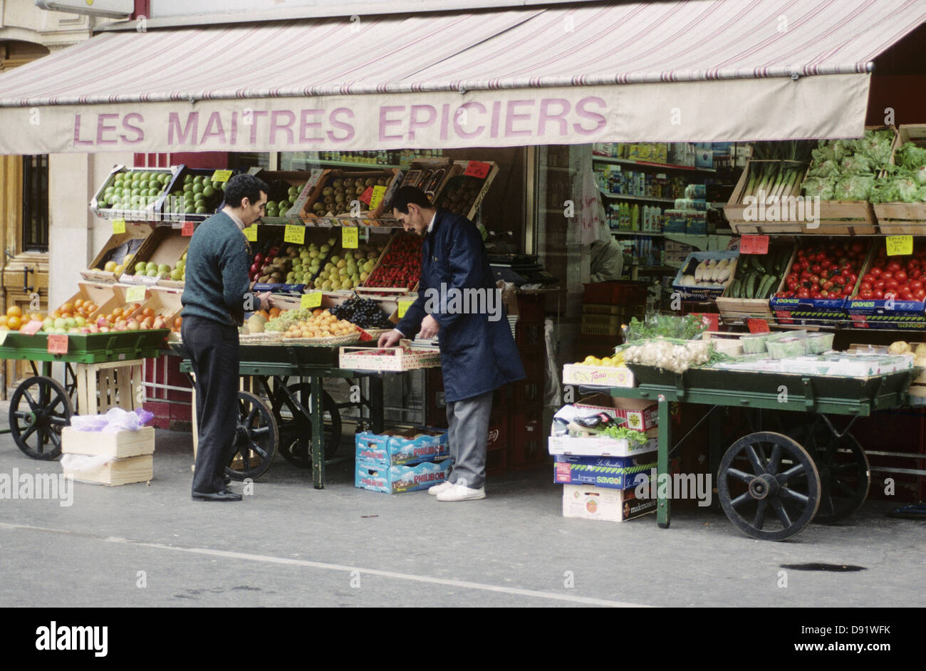 Vendeur de fruits, Paris, France 950428 102 Banque D'Images