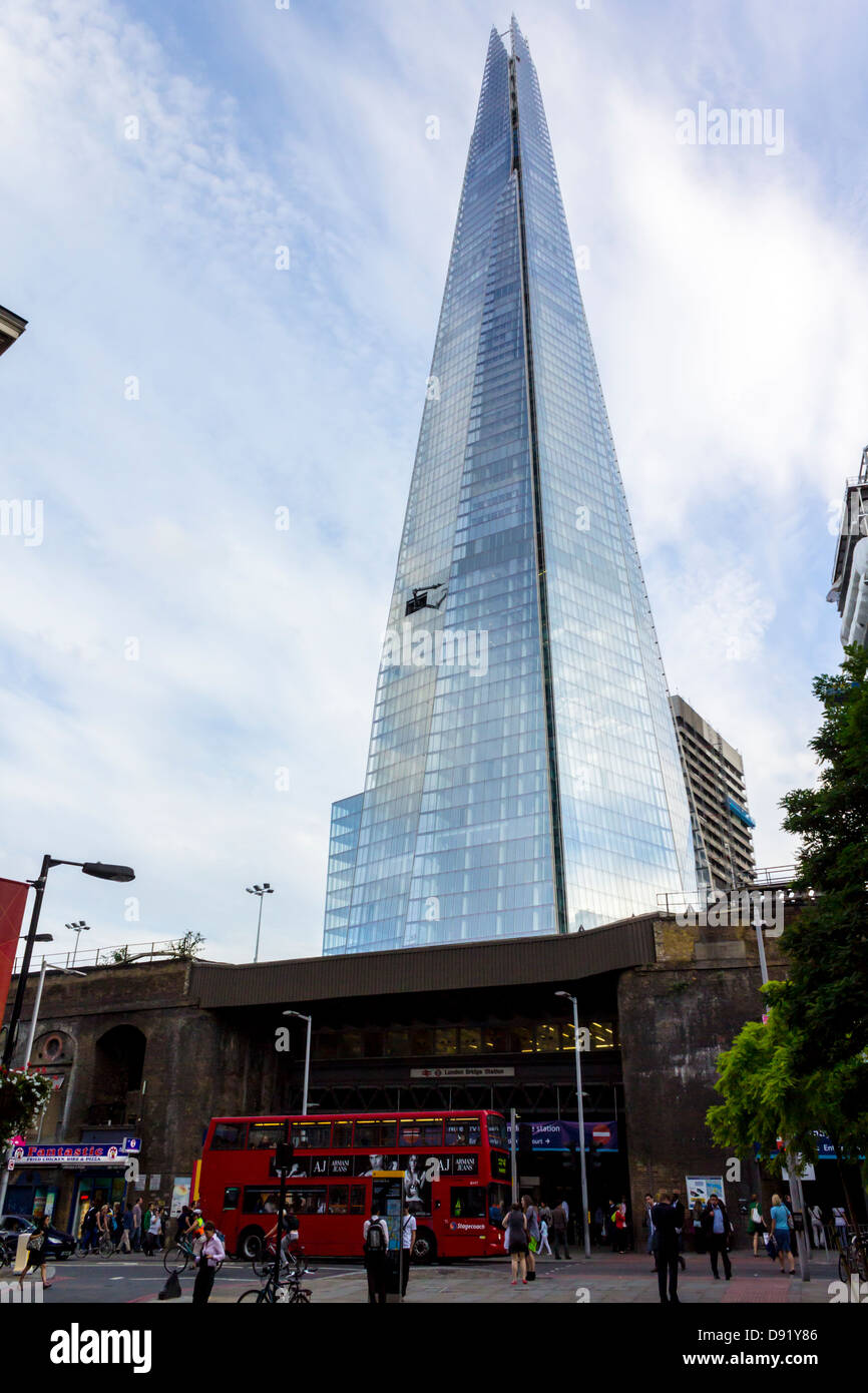 Le Shard - (aka tesson de verre, le Shard London Bridge, et anciennement London Bridge Tower) Côté nord, plus de la Station London Bridge Banque D'Images