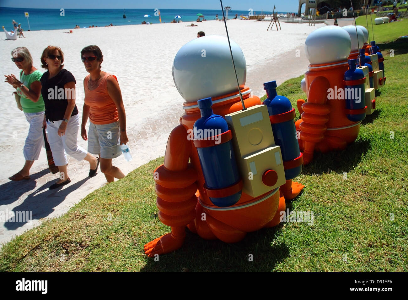 À la plage. Spacemen Une partie de la Sculpture de la mer 2006 à Cottesloe Beach, Perth, Australie occidentale. Aucune communication ou MR Banque D'Images