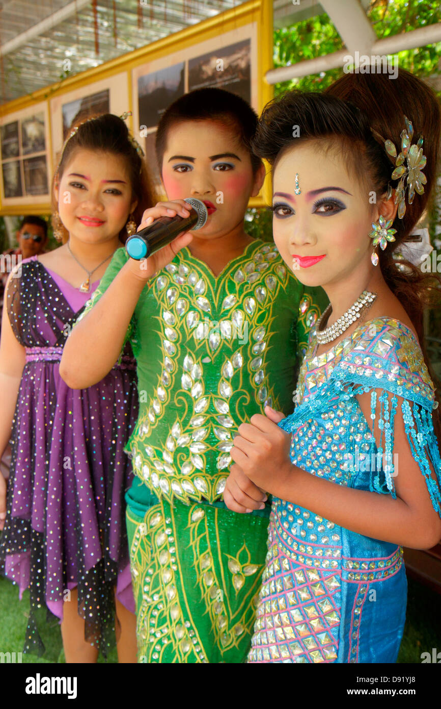 Thaïlande,Thai,Bangkok,Pom PRAP Sattru Phai,Wat Saket Ratcha Wora Maha Wihan,temple bouddhiste,Mont d'or,asiatique garçon garçons fille mâle,filles filles filles enfants femelle ch Banque D'Images