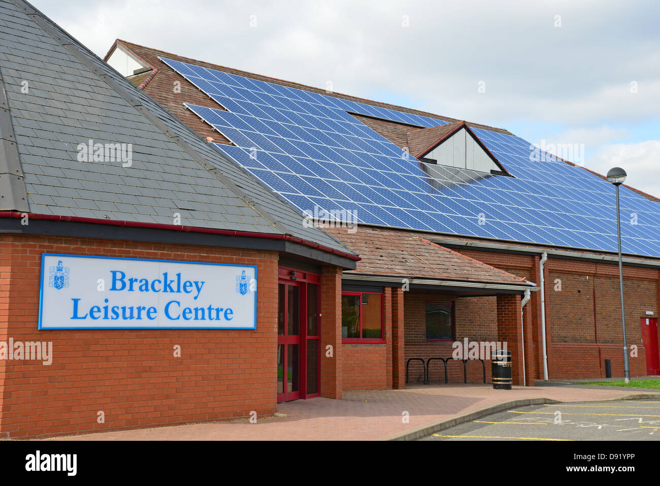 Des panneaux solaires sur la toiture du centre de loisirs de Brackley, chemin Springfield, Brackley, Northamptonshire, Angleterre, Royaume-Uni Banque D'Images