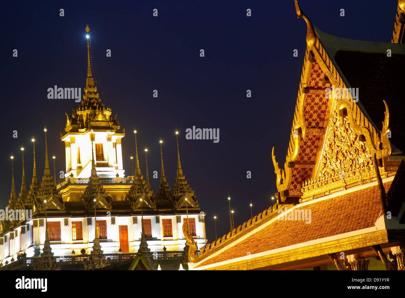 Bangkok Thaïlande,Thai,Phra Nakhon,Wat Ratchanatdaram,temple bouddhiste,Loha Prasat,Pavillon Maha Chetsadabodin,salle Rattanakosin,37 flèches métalliques,crépuscule,ni Banque D'Images