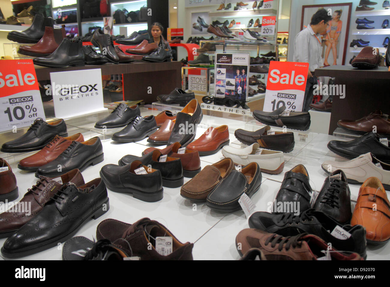 Shoes sale in thai market Banque de photographies et d'images à haute  résolution - Alamy