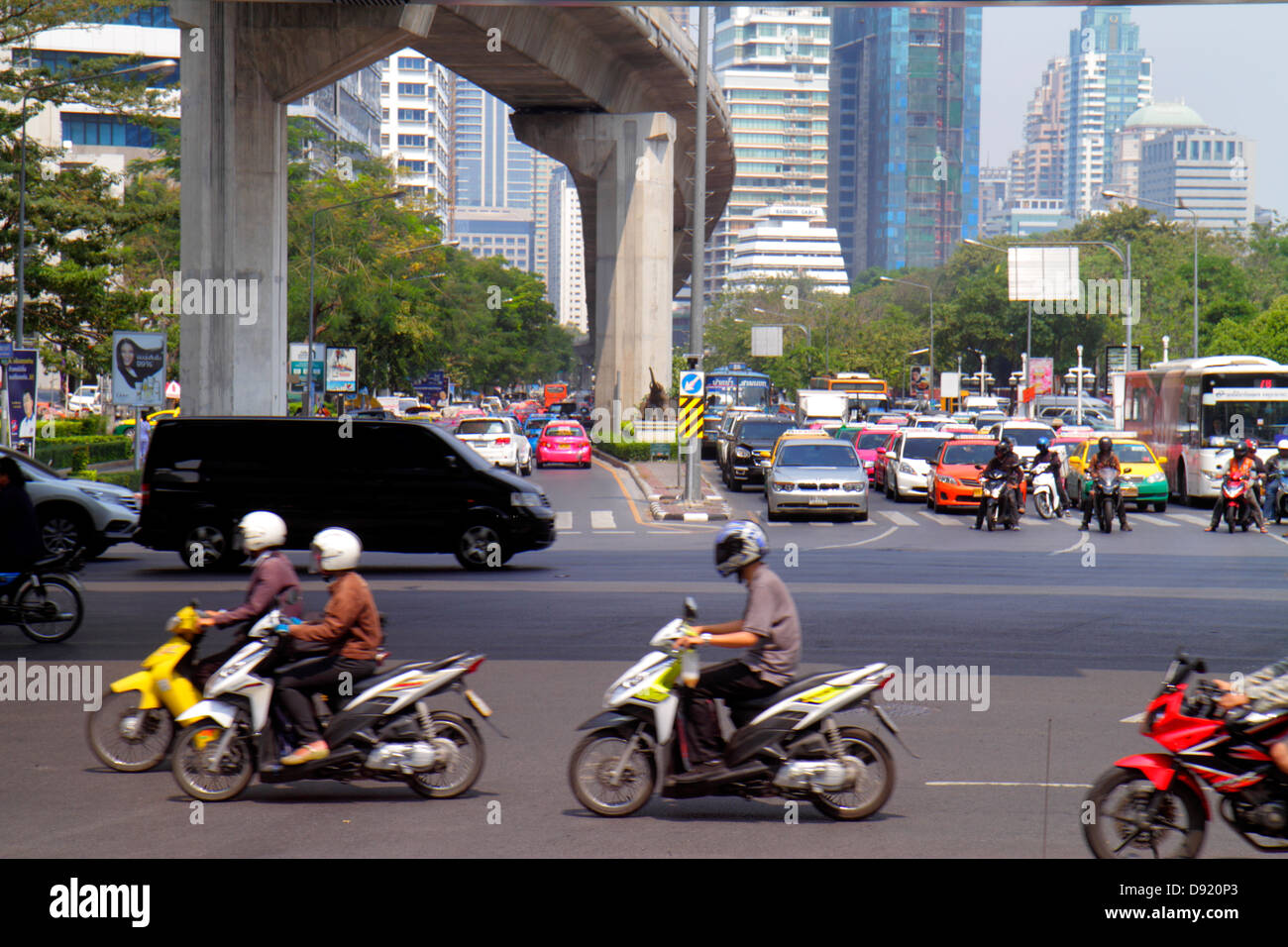 Bangkok Thaïlande,Thai,Silom,Ratchadamri Road,Rama IV,Sala Deang Junction,intersection,Bangkok Mass Transit System,BTS Skytrain,trafic,motos,mot Banque D'Images