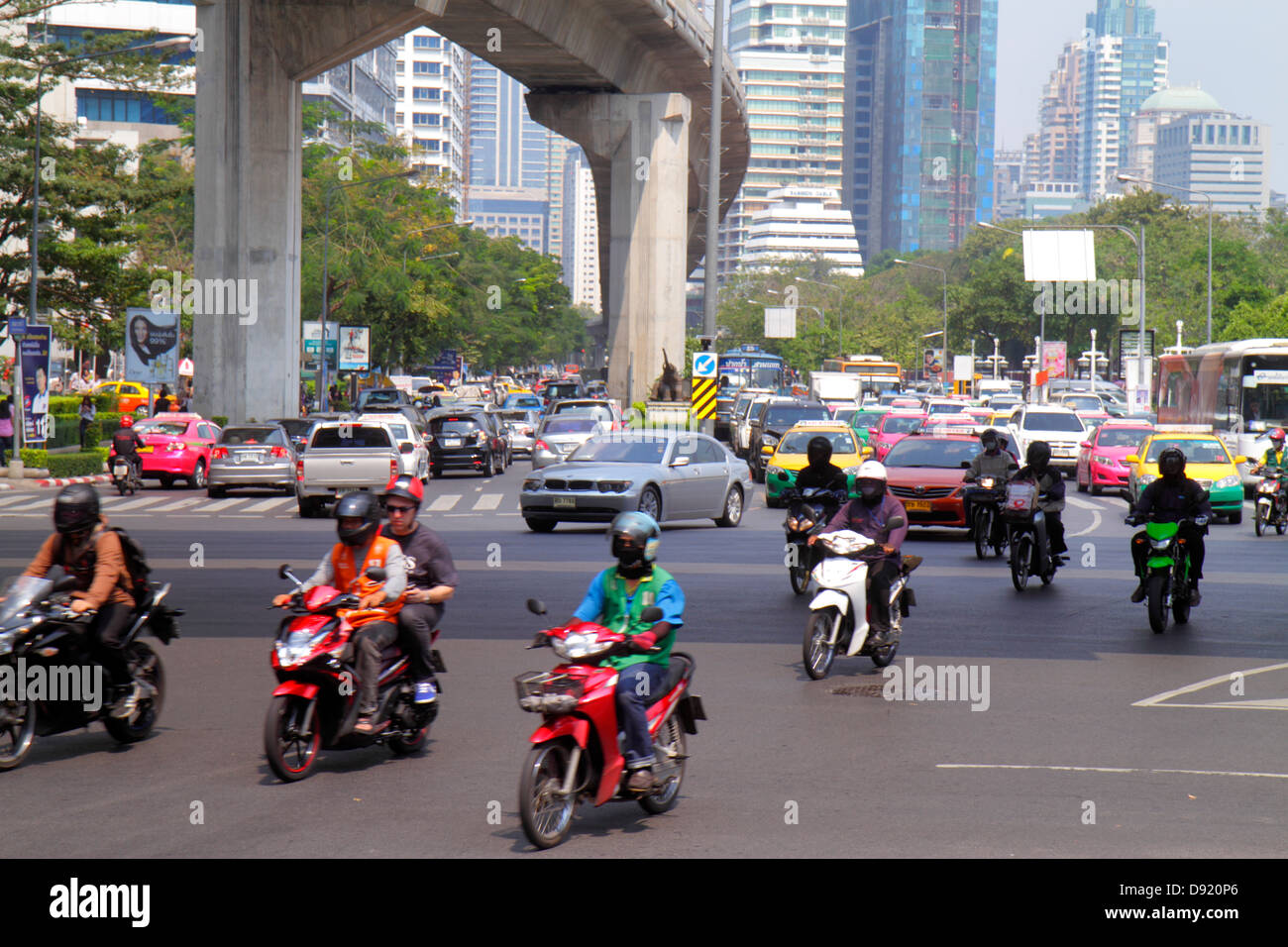 Bangkok Thaïlande,Thai,Silom,Ratchadamri Road,Rama IV,Sala Deang Junction,intersection,Bangkok Mass Transit System,BTS Skytrain,trafic,motos,mot Banque D'Images