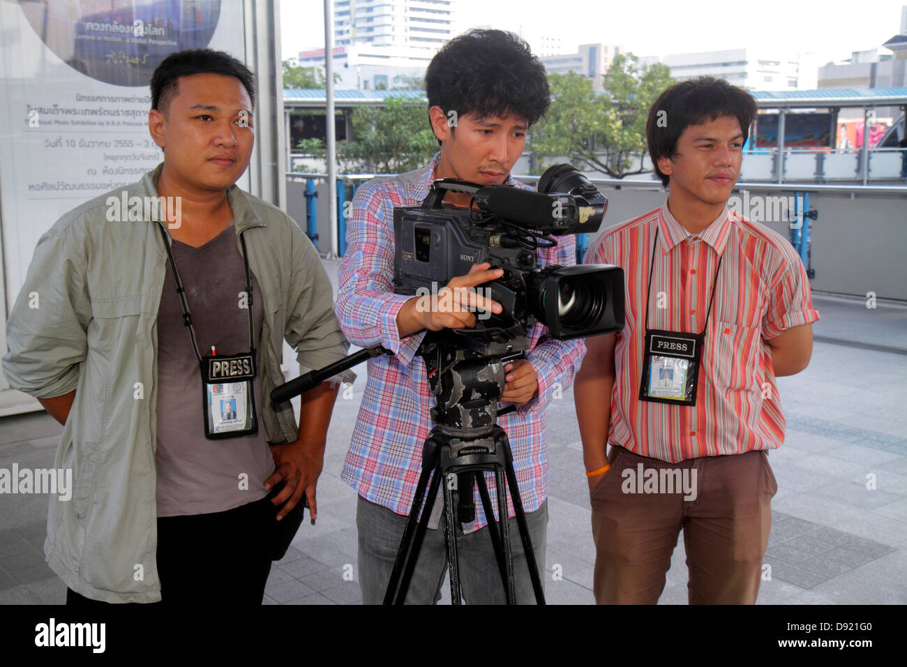 Bangkok Thaïlande,Thai,Pathum WAN,Rama 1 Road,Skywalk,Asian Asians ethniquement immigrants minorités,adultes homme hommes,presse,cameraman,Shoot Banque D'Images